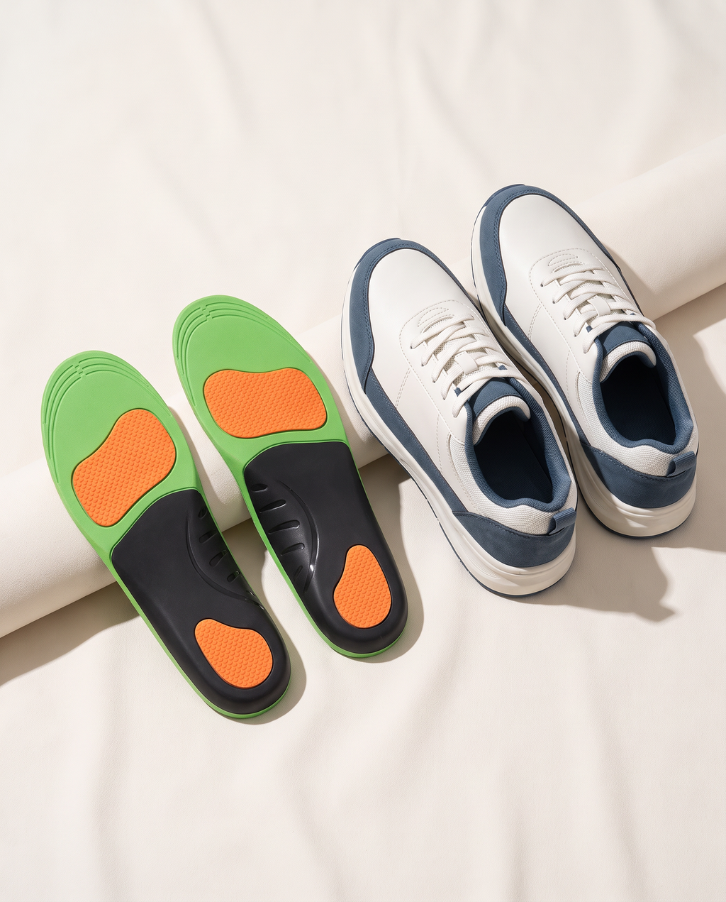 Semelles orthopédiques Statura à renfort de voûte plantaire, présentées avec des chaussures de marche